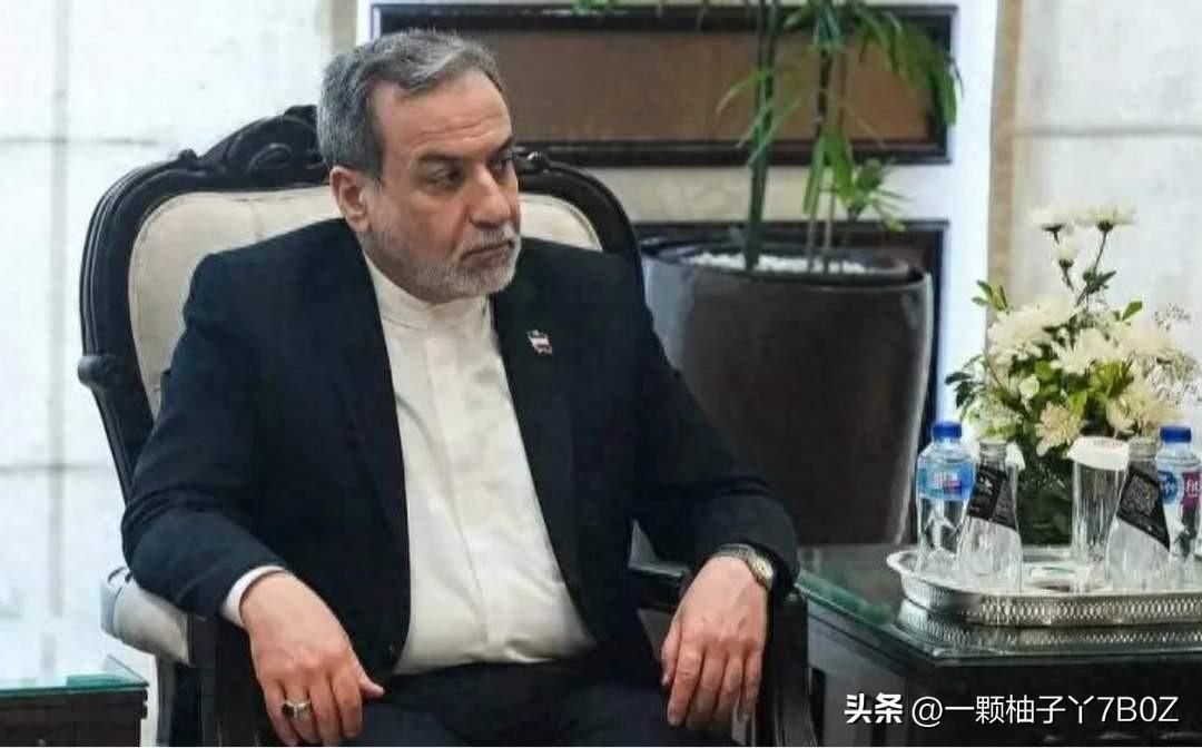伊朗外长阿拉格齐先是公开表态，称霍尔木兹海峡对商船全面开放，结果这番话直接让国际