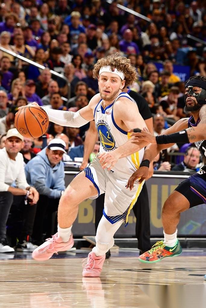 【杰伦-格林36+6库里17+4 勇士96-111太阳】本场比赛，太阳首节限制勇