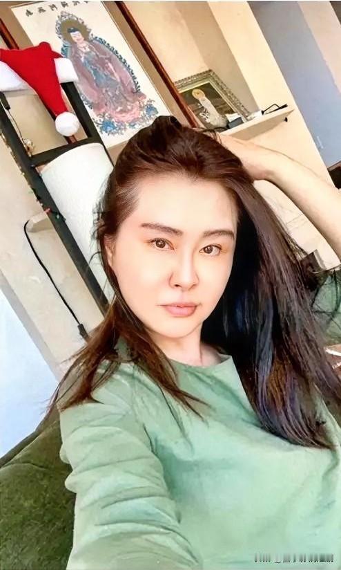 王祖贤眼睛变化引关注，岁月痕迹显自然之美

王祖贤年轻时以瑞凤眼与琥珀色瞳孔闻名