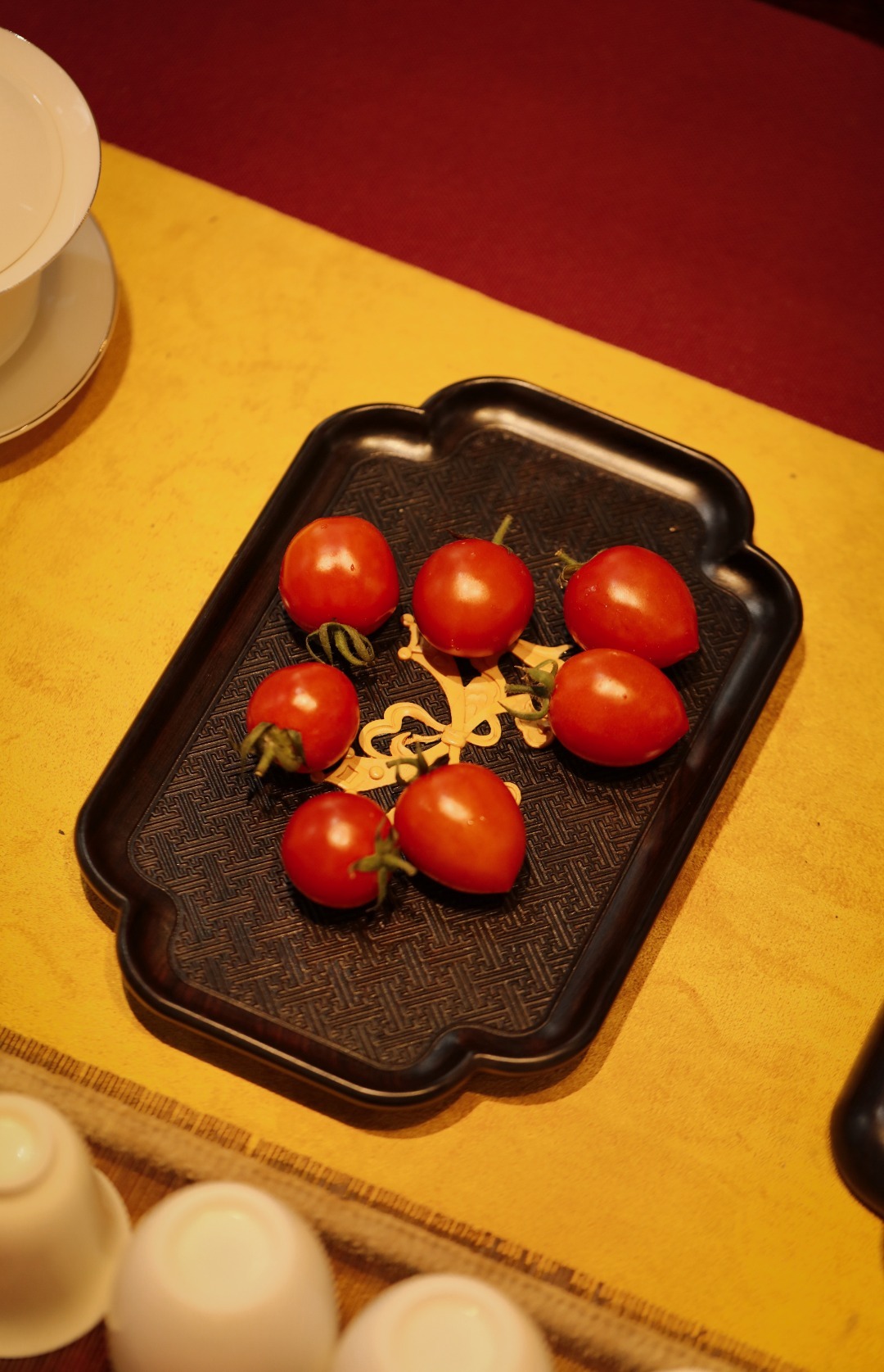 紫光檀 | 万字纹果盘 一对整料挖制，清雅秀丽，盘面浮雕万字锦地纹，寓万福不断，