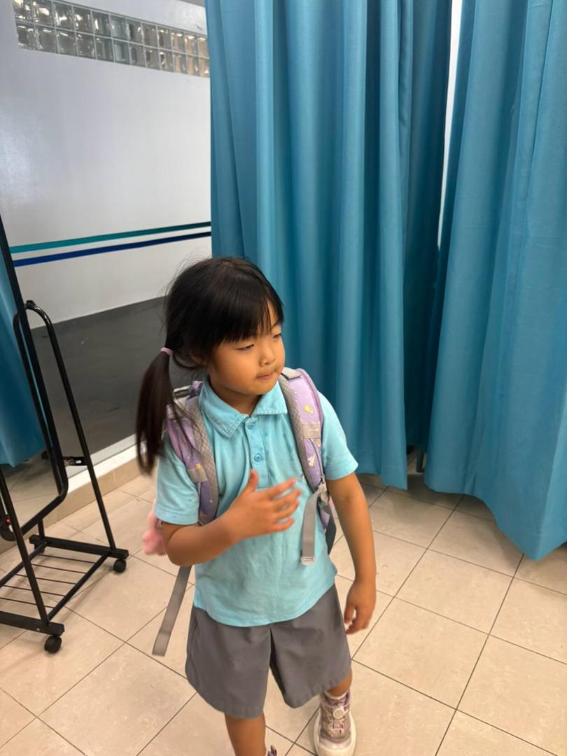 放学在学校门口逮住艾文，拉他去买校服，100个不情愿，说裤子还能穿，一点不紧。我