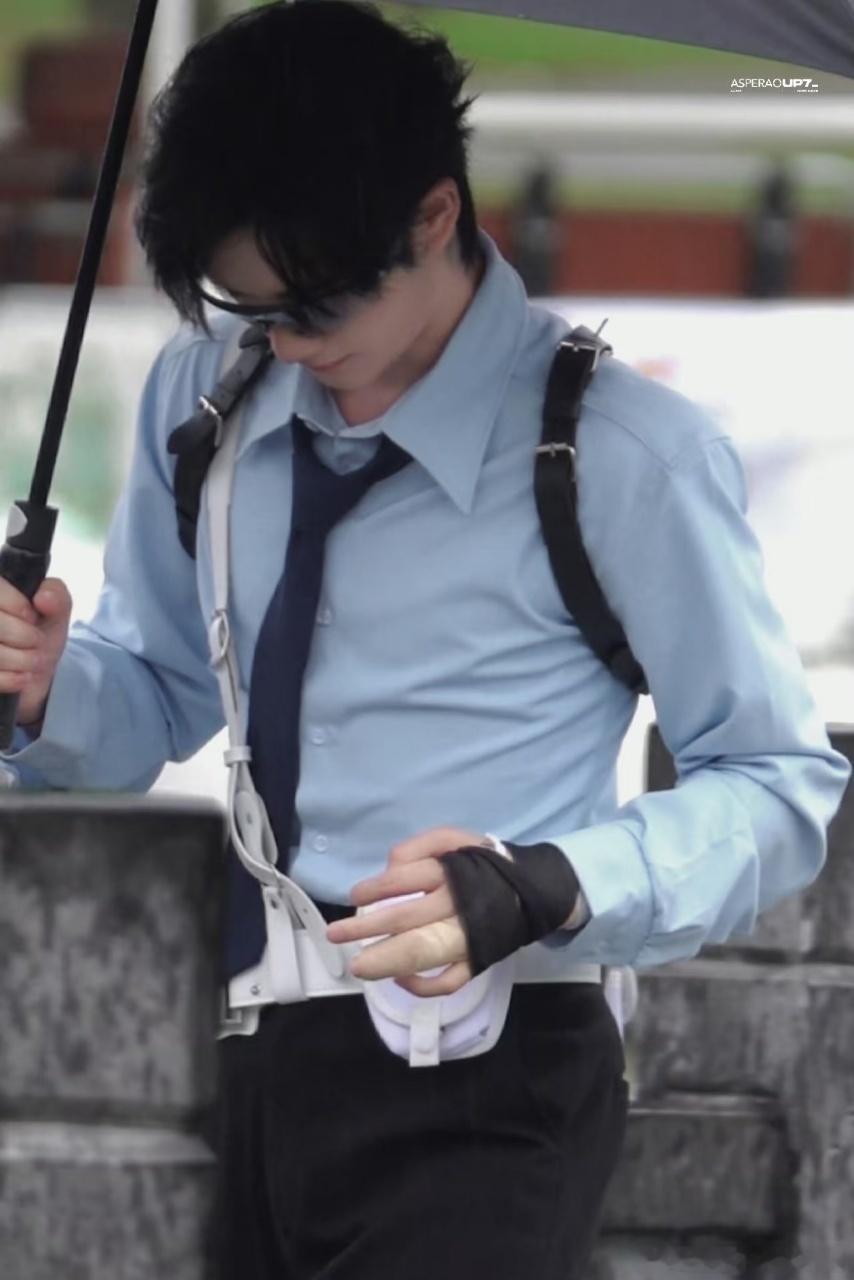 丁程鑫坐车神图丁程鑫溢出屏幕的阴湿味 他举着受伤的手坐观光车，侧头看到粉丝那个偷