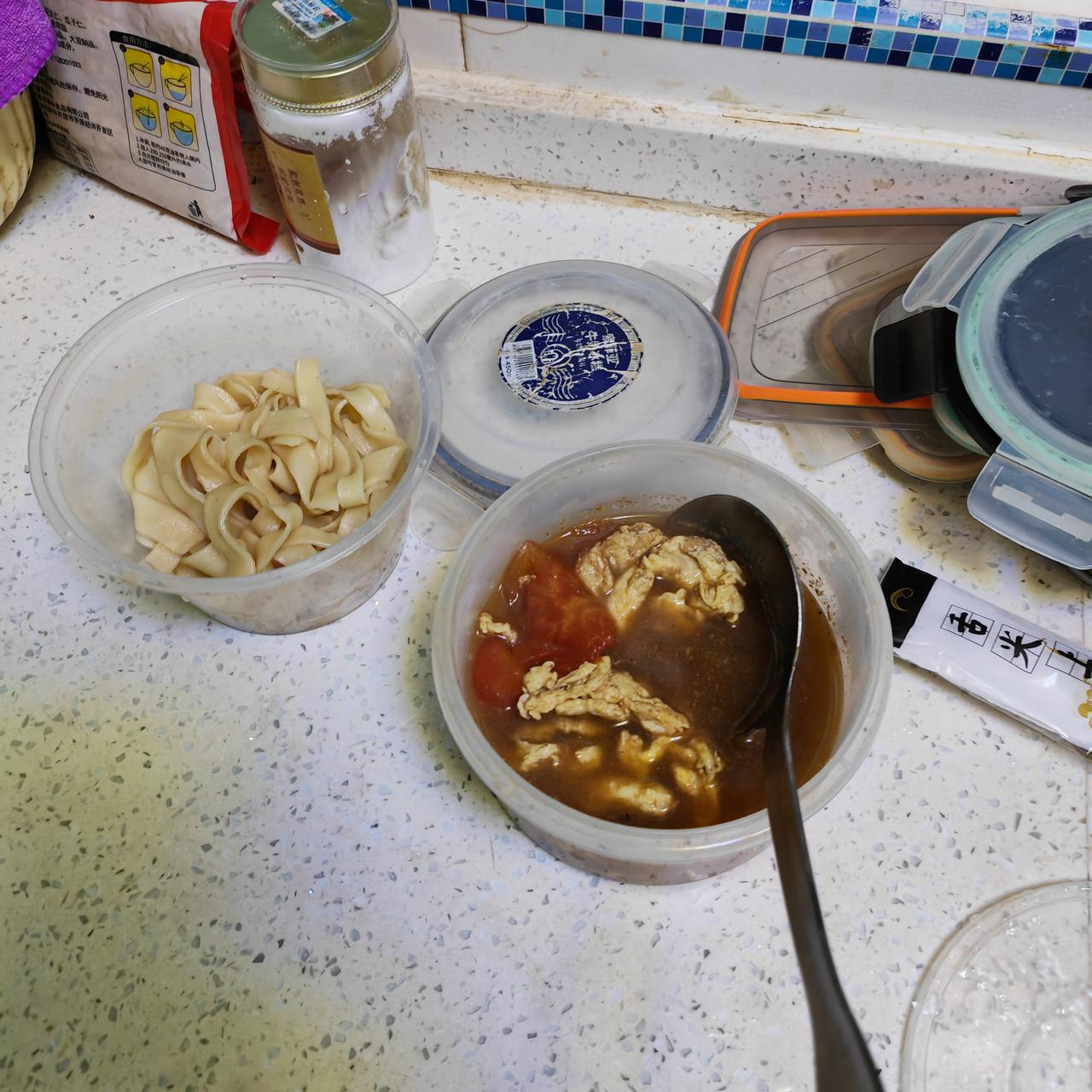今儿星期六，一个人在家，晚上吃面条。
孩子们不在家，老伴在外地看护老娘去了。
“