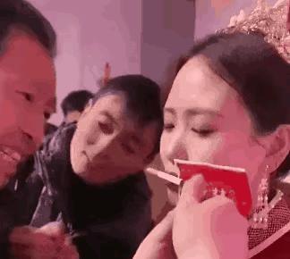 婚礼上的某些习俗真的让人无奈。想象一下，新娘子在婚礼上被要求给公公点烟，这种场面