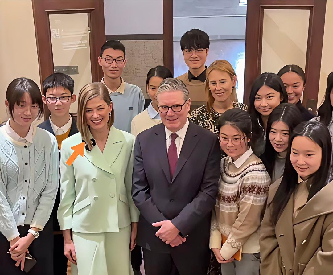 看到英国首相斯塔默和演员裴淳华还有上海大学生合影的照片，感觉还挺有意思的。
斯塔