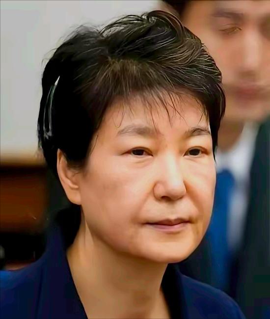 韩国政坛“旋转门”又转了！74岁朴槿惠连栖身之所都要失去了？
     尹锡悦一