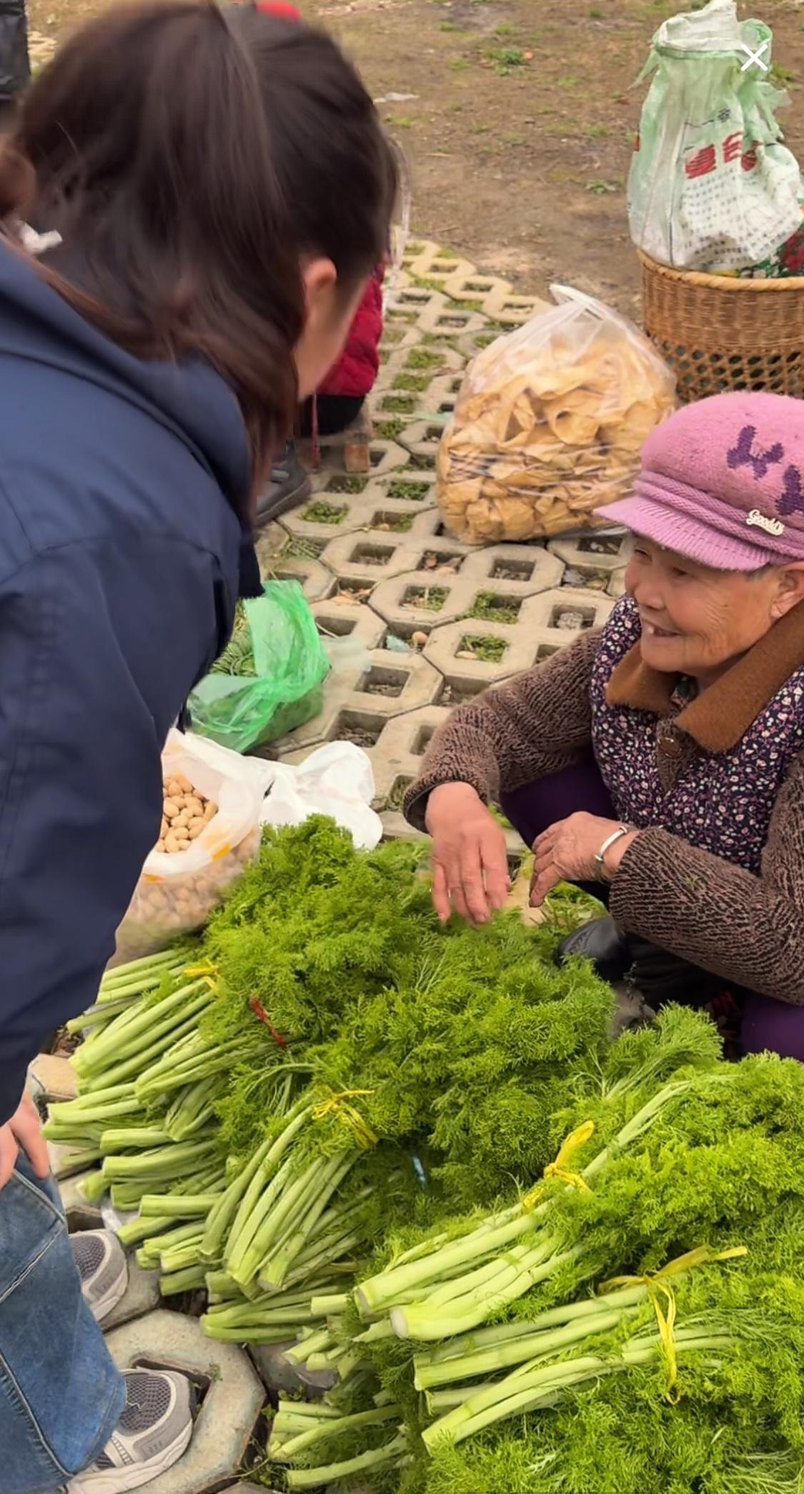 今天早上逛集市，发现路边一名老奶奶在摆摊卖菜，其中有一种外形十分特别的菜！万万没