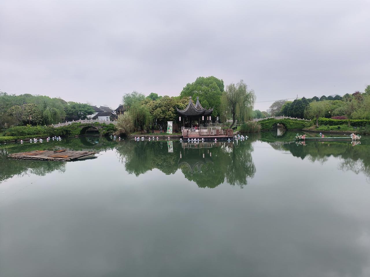 此情此景，天不作美，雾气缭绕，但依然挡不住美的存在，怎能让人不爱江南！