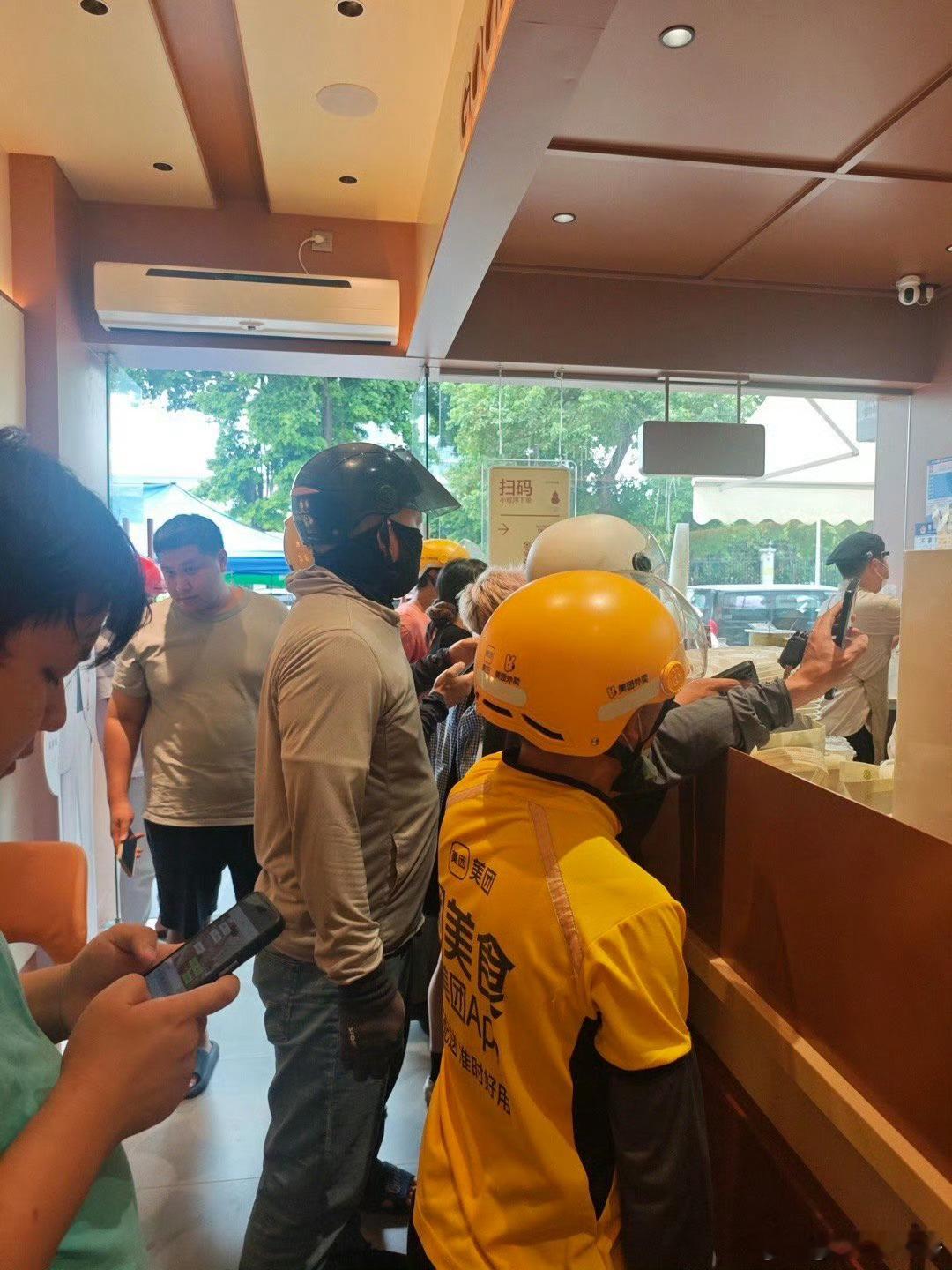外卖大战有骑手称要跑通宵外卖大战对骑手来说单子明显增多，赚钱的机会也多了，这是个