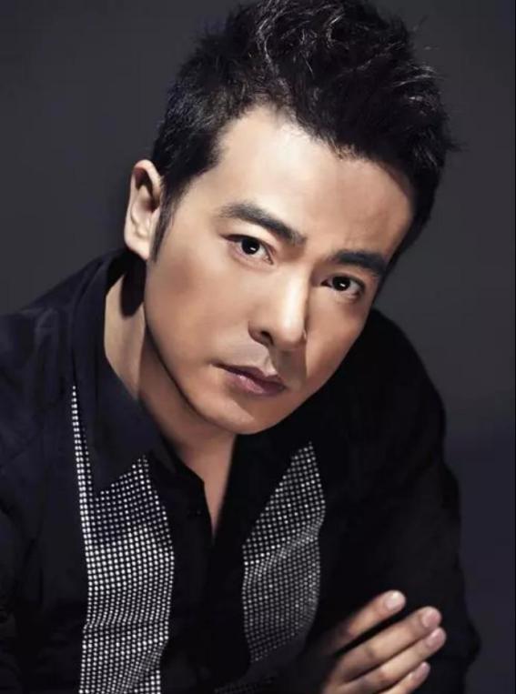 2006年，于波花260万在北京买了两套连厕所都没有，破破烂烂的四合院，当时所有