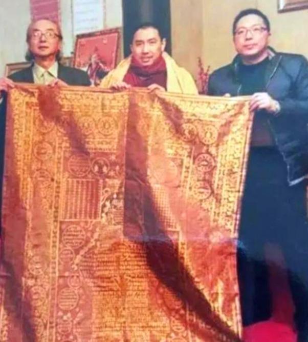 2005年，一件陈旧袈裟现身北京拍卖场，却遭众人冷落。一位敏锐的男子察觉异样，毅