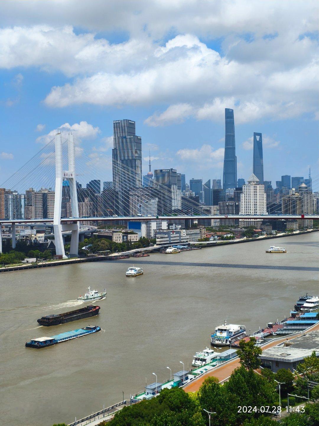 今天上海天气真好～窗外的景色也相当可以此情此景感觉要是有台vivo x100 u