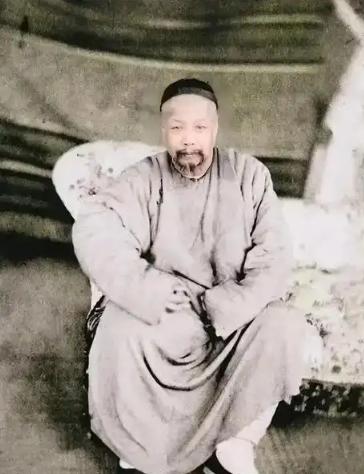 1858年，大清总督叶名琛被英军俘获，押送到印度，关进了一间玻璃房。前来围观的人