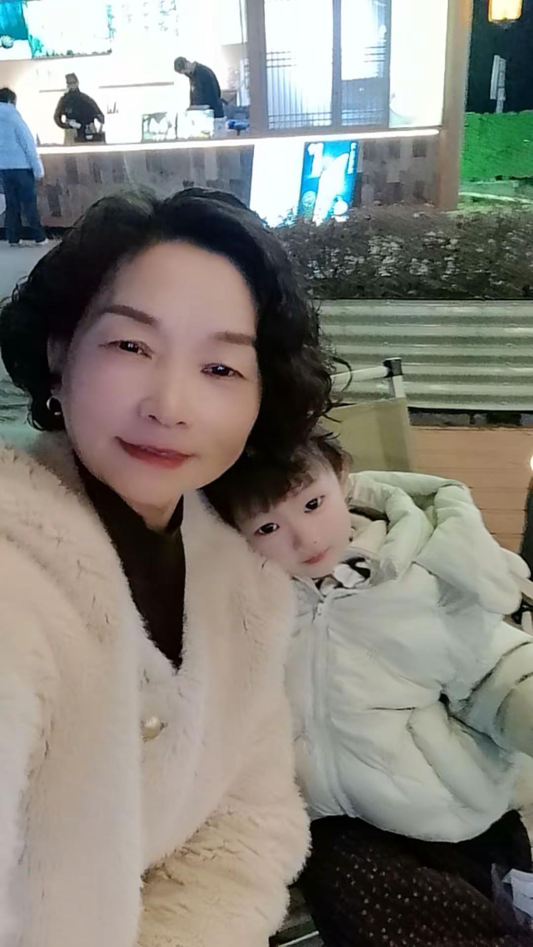 爱臭美的小宝贝。