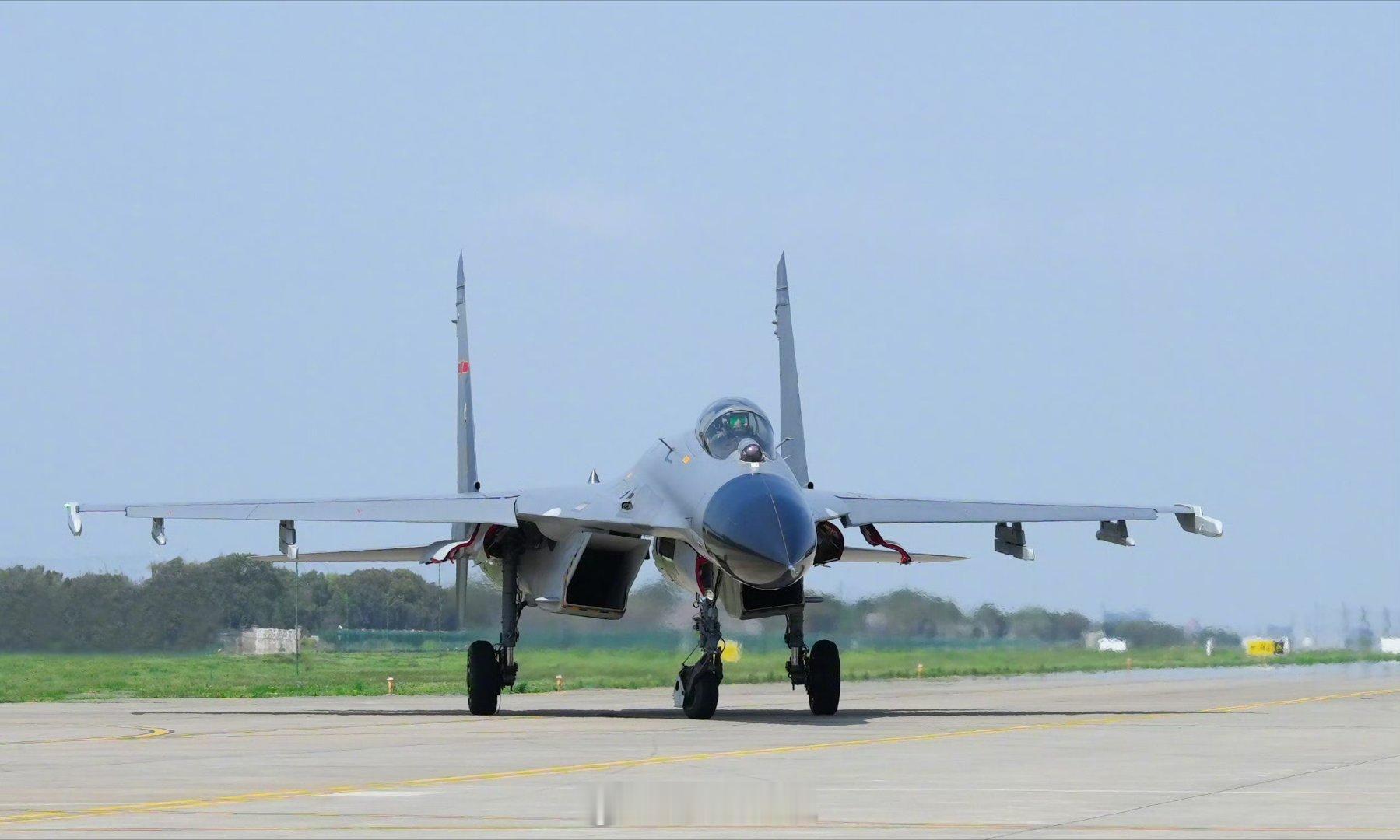 制胜空天【空军战机与蓝天的适配度太高了】近日，空军某部在某空域开展飞行训练，提升