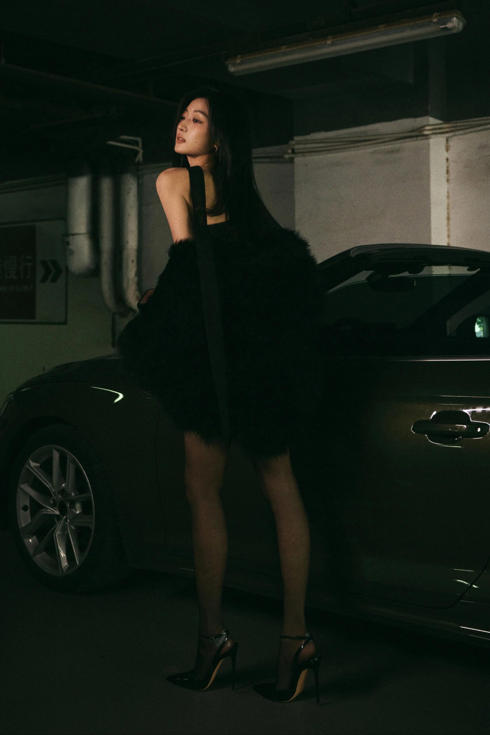 孙千~黑丝高跟系列孙千穿黑丝高跟把好身材完美展现出来。清冷气质、幼态脸，松弛大方