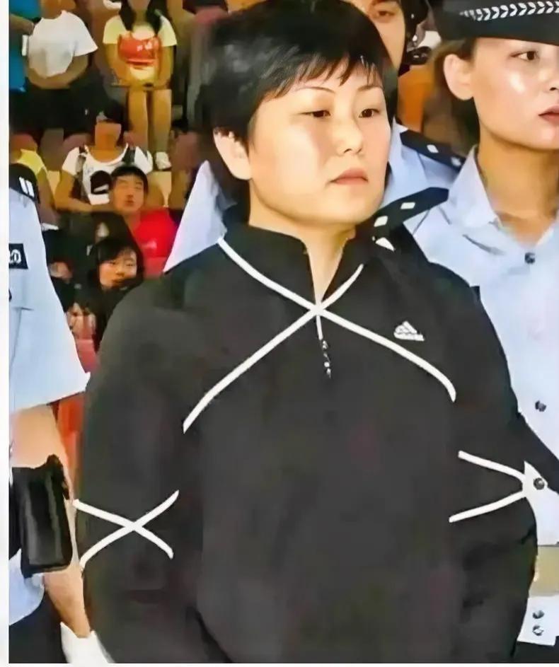 2010年，绰号“大姐”的屈孝湘，被押赴刑场前，留下的一张老照片，仔细看他面无表