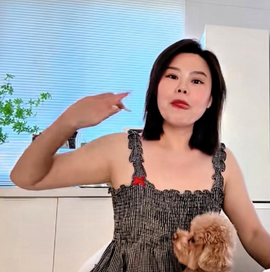 苦茶丹丹香，以前不敢吃鸡翅，给鸡打激素！
伙伴们，在家没事刷视频看见别人吃鸡翅老