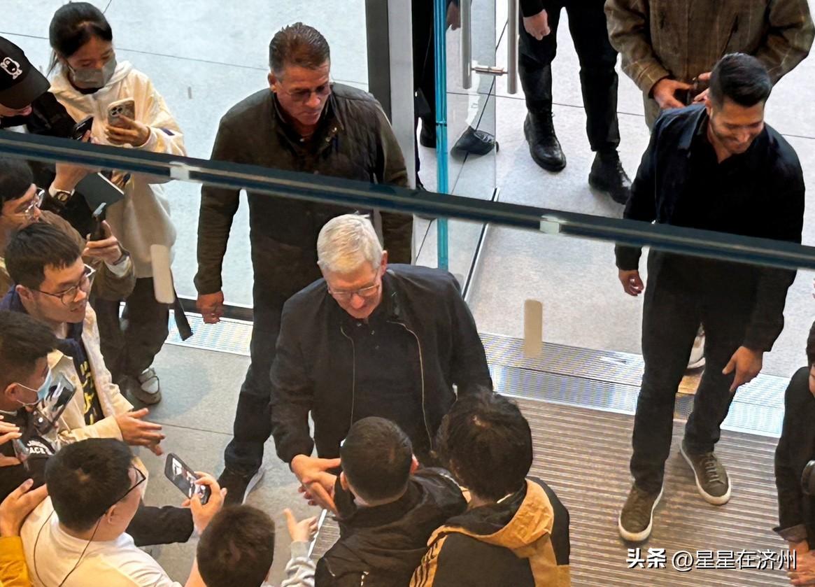 库克中国行，
在回答粉丝提问时，
透露了苹果折叠手机的一些细节，
在尺寸方面，