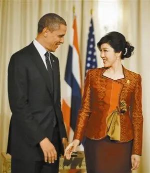 英拉确实高贵典雅，美丽知性，与奥巴马、普京等政要相谈甚欢。