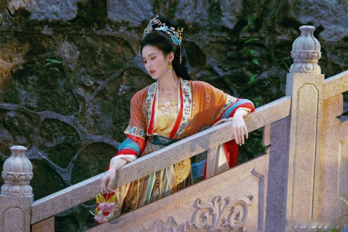 张慧雯女儿国国王即视感张慧雯神女降临张慧雯这套古风造型氛围感十足，端庄雍容，自带
