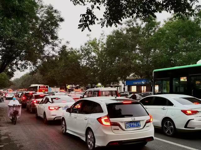 汽车服务省钱小窍门
 
1. 基础保养选对渠道：常规换机油、滤芯等，可自行购买正