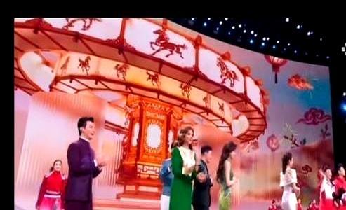 职场里最狠的抢位，是主动往后退一步。
 
2026年央视元宵晚会，合唱《当》结束