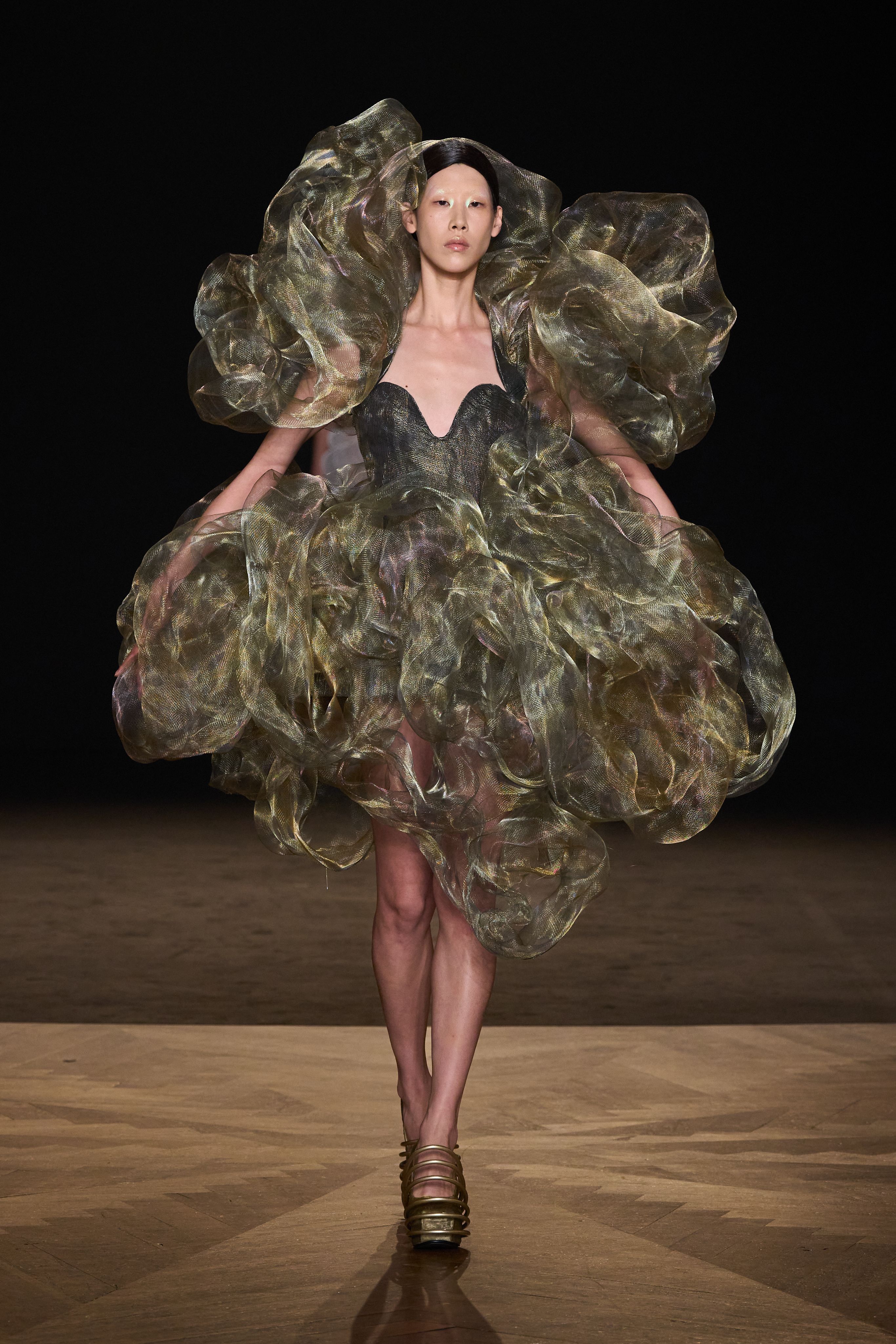 Iris van Herpen 从2024年开始，每年就出一季秋冬高定，新一季巴