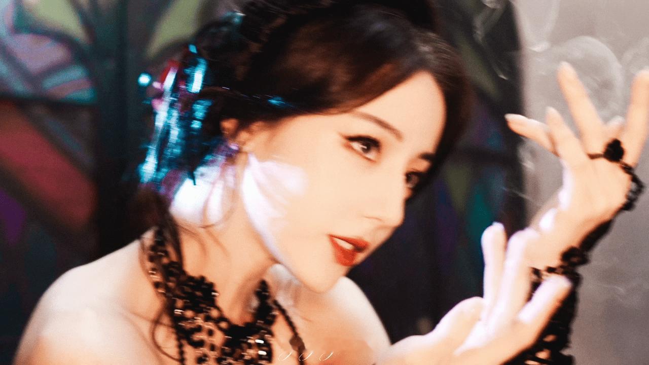 #迪丽热巴[超话]#  谁懂我宝宝这张图的含金量！暗黑系玫瑰突出重围​​​