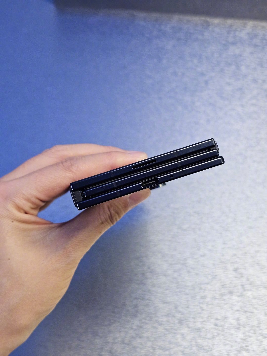 提前摸了一把三星三折叠 Galaxy Z TriFold每一段的厚度都不一样，最