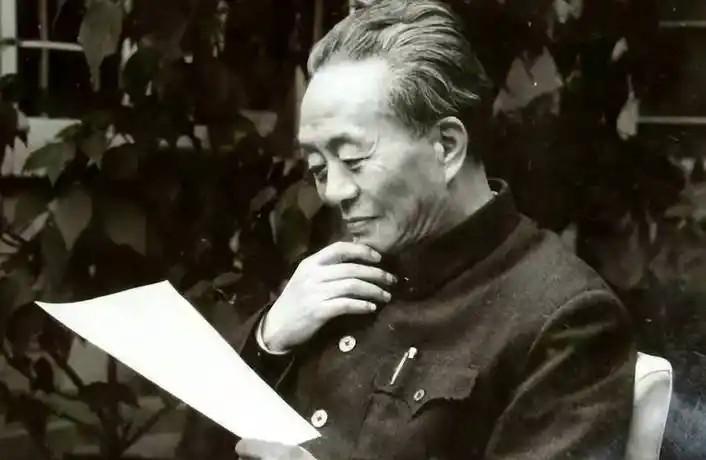 1936年，情窦初开的张月琴，喜欢上了自己的国文老师艾青，这件事被父亲知道后，重