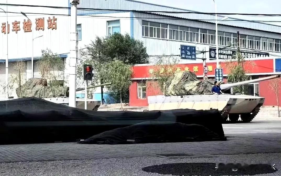 正在实验的某新型号轻型坦克，两辆坦克车，而且炮管明显不一样！后者的身炮火管采用常