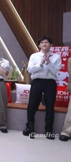 张彬彬全程跟唱野人张彬彬你才是野人吧 张彬彬全程跟唱《野人》，真是惨到他心里了披