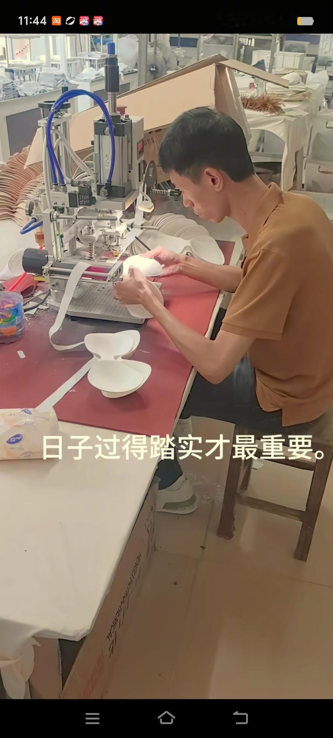 李鑫回归家庭后，与姐姐的关系看似并不和睦，他虽回到家中，却又好似未曾拥有家的温暖