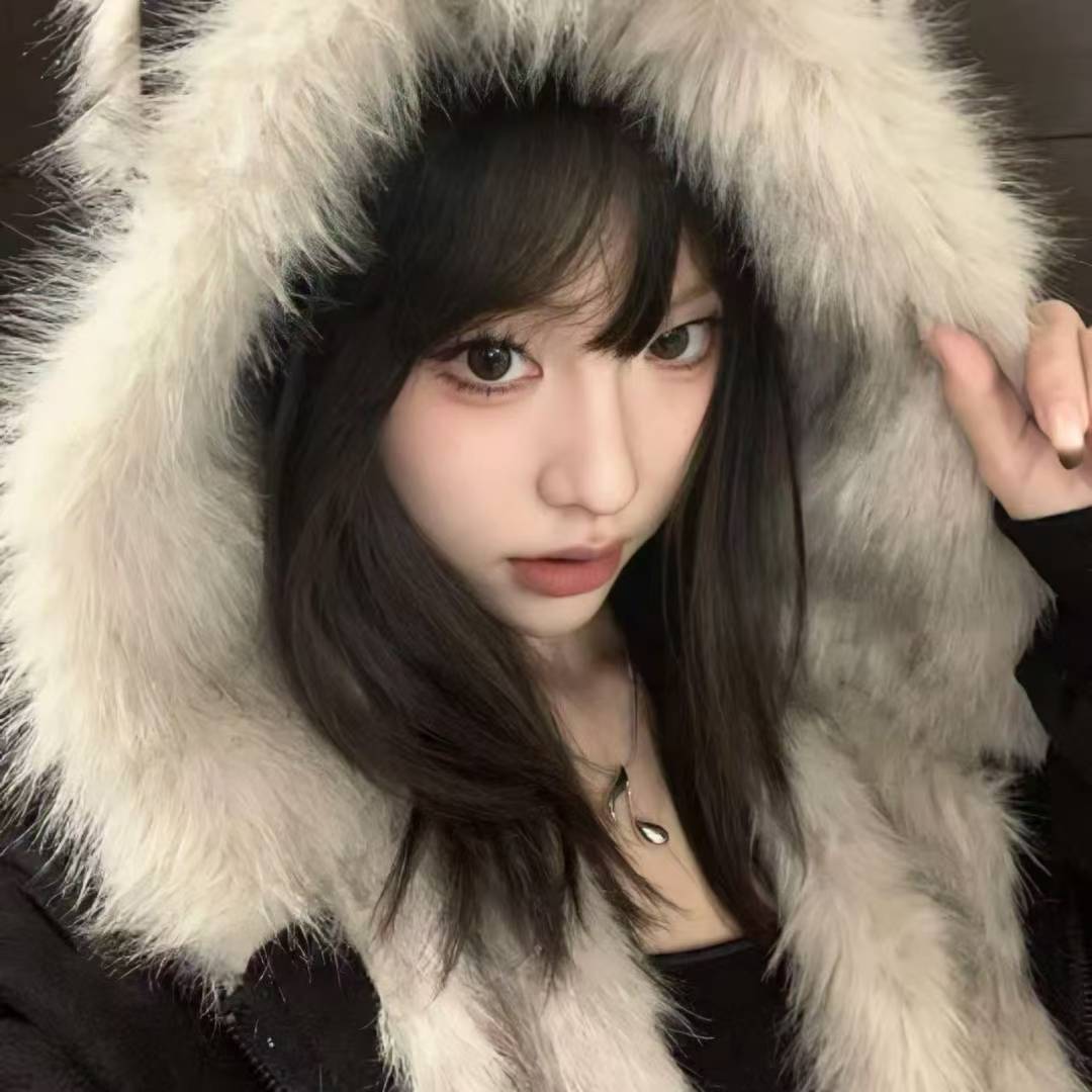 女生头像｜世界折叠如一张湿的纸 我们在折痕的两端 以为很近 