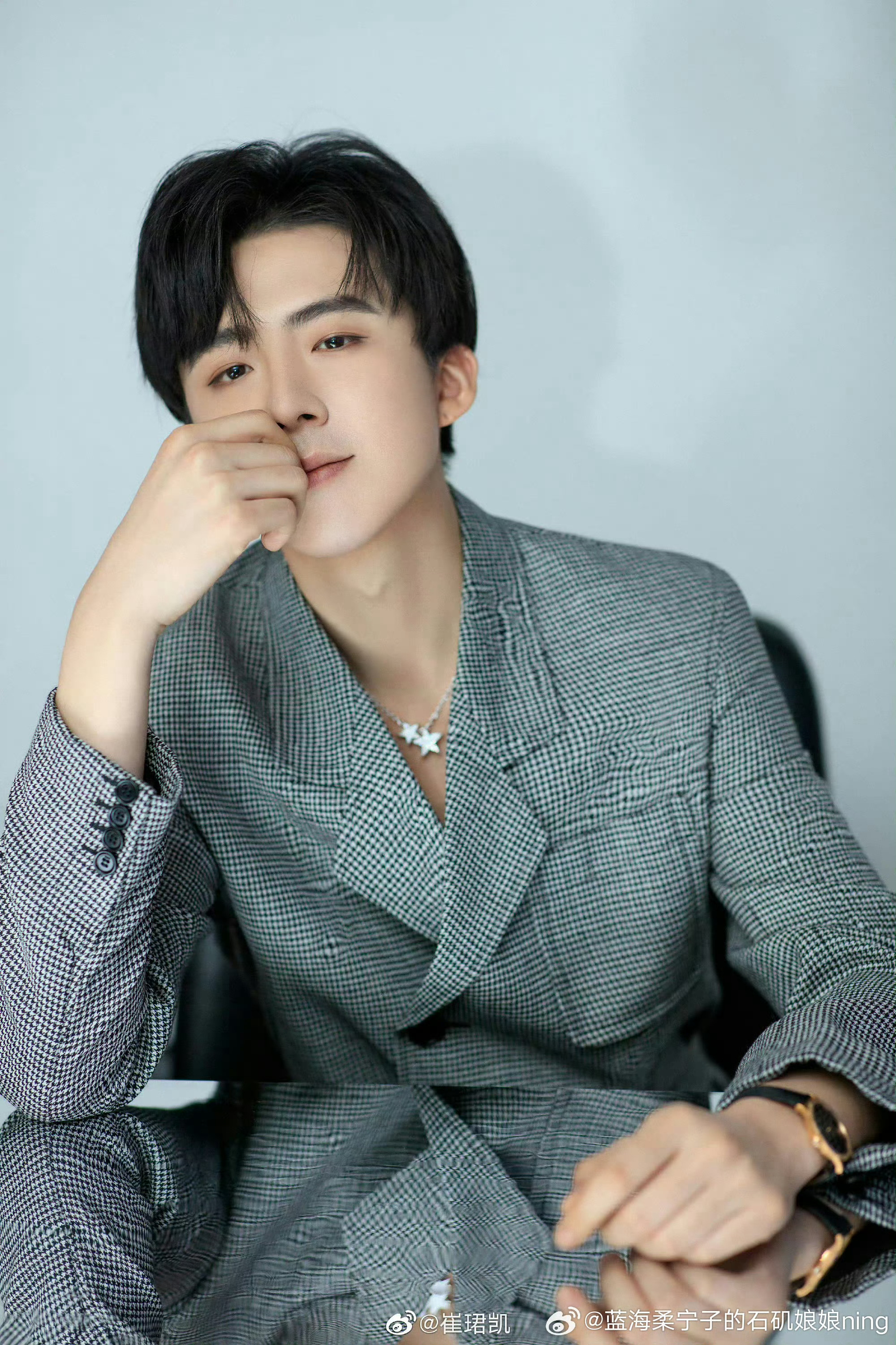 摩登兄弟 手已伸进领口