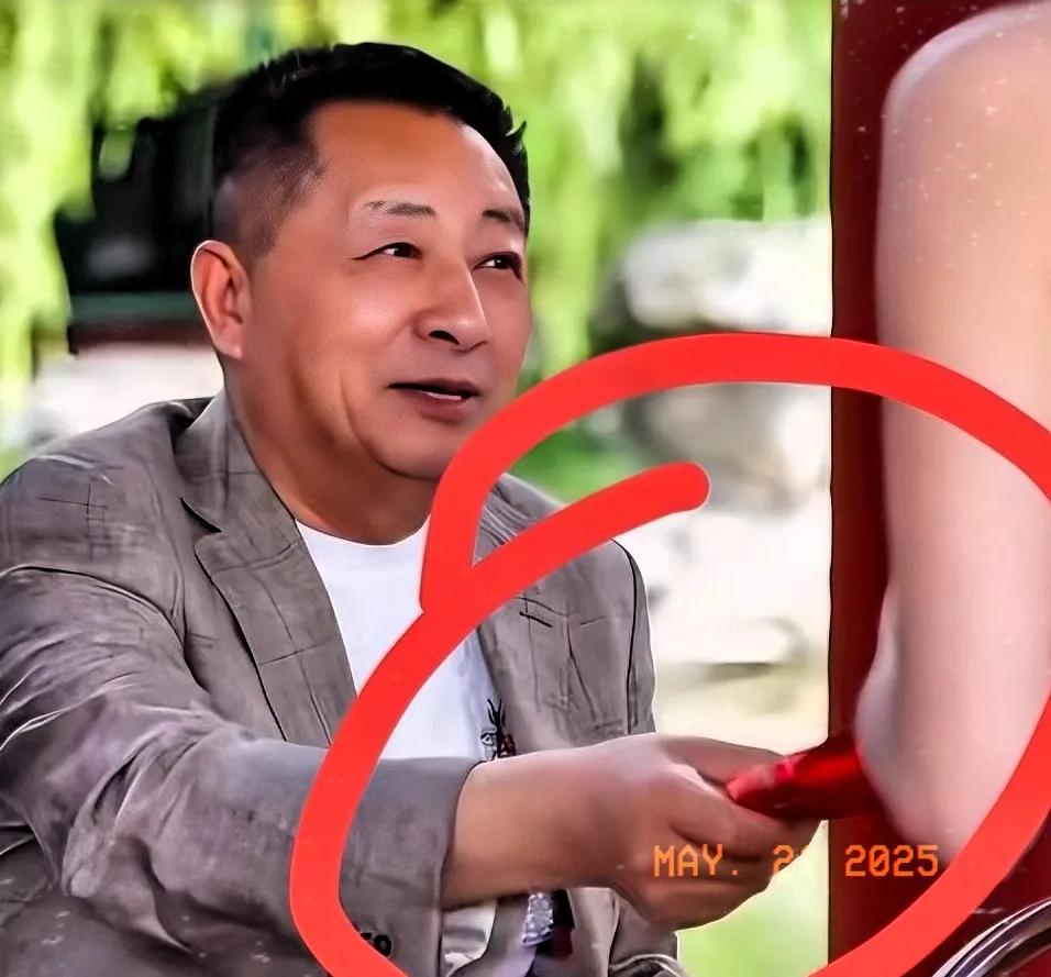 汪大爷依靠儿子汪小菲生活，每月领取5万元零花钱，生活无经济压力。这次婚礼上，汪大