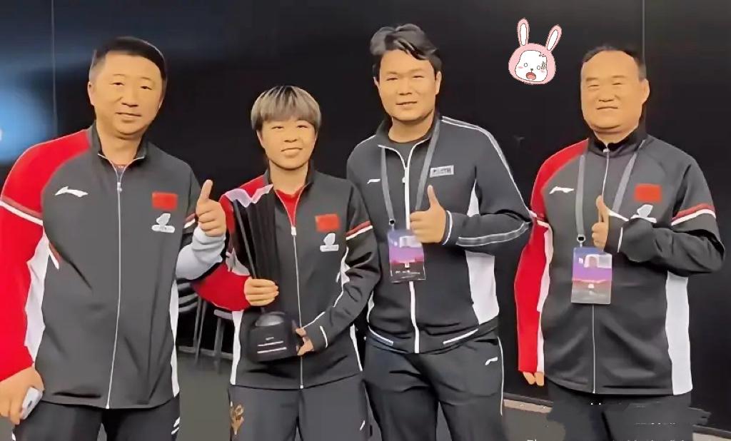 王艺迪举着冠军奖杯回头的那一幕，看哭不少人——满场观众里，熟面孔只有教练徐辉、止