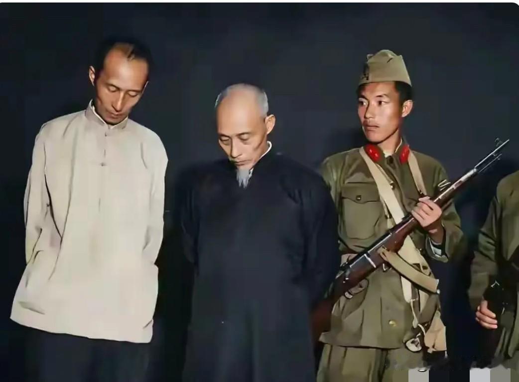 1956年，王缵绪被捕时留下绝望的瞬间。曾经风光一时的他，妄图叛逃，最终落入法网