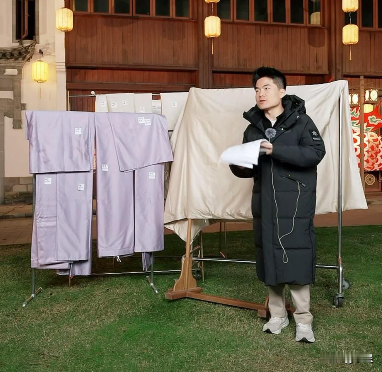 这也太好笑了[笑哭]
董宇辉抱着一摞检测报告
准备介绍定制款床品四件套
结果评论