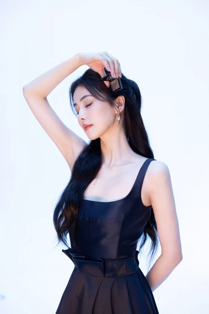 白鹿绮丽之境白鹿U领吊带黑裙look 白鹿绮丽之境，白鹿U领吊带黑裙look，谁