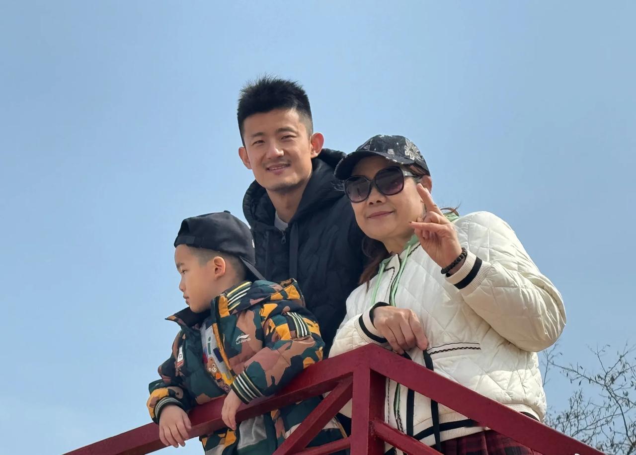 大满贯谌龙一家其乐融融，镜头里有王适娴就更好看了，哈哈哈！