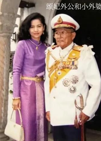 颂妃的外公育坤亲王66岁时娶的第三任娇妻，是出身微寒、年方20岁的电影演员差莱，