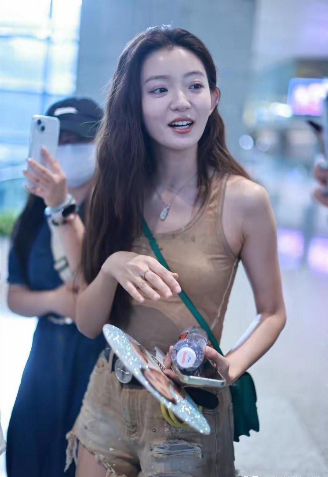 罗予彤现身上海机场，身穿裸色背心搭配短裤时尚热辣 ​​​