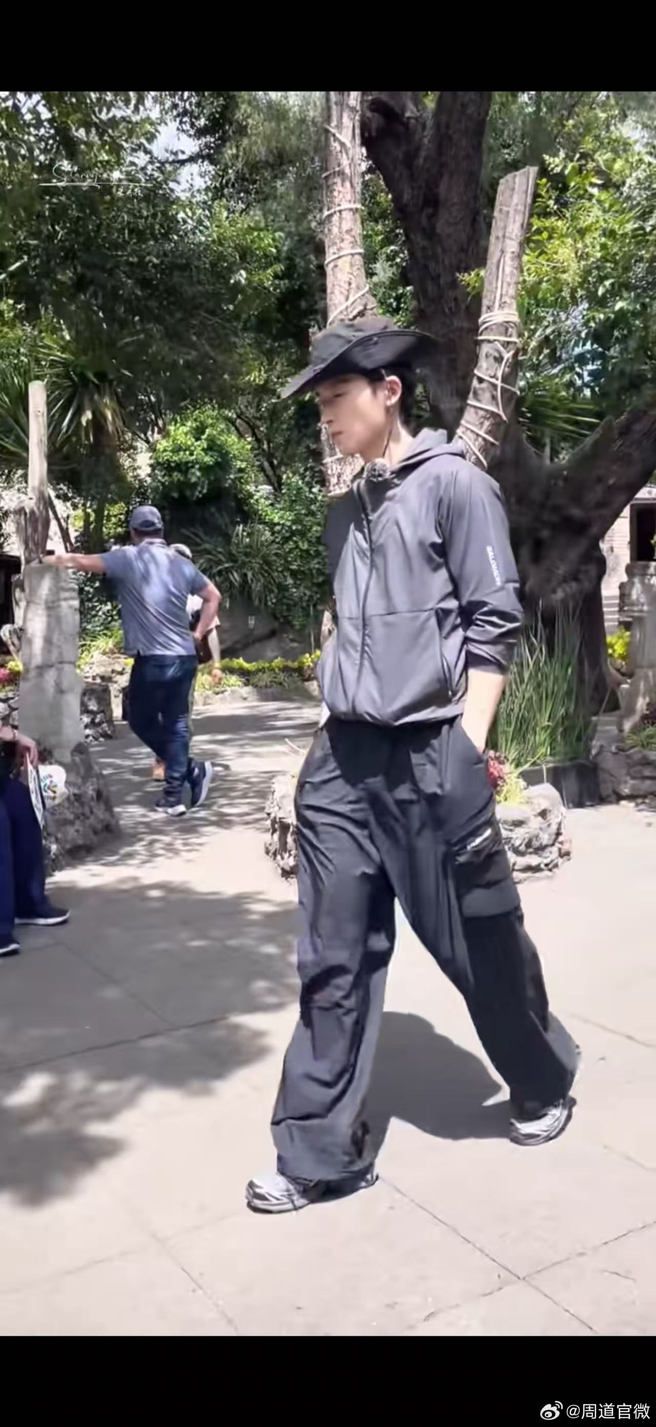 王星越花少穿搭爬华山同款王星越花少爬山OO特得 穿的真的是又帅，又非常的具有松弛