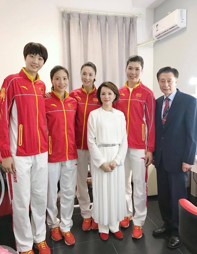 哇塞，这张照片太赏心悦目了：不但有解说过多届奥运会及重要女排赛事的著名主持人宋世