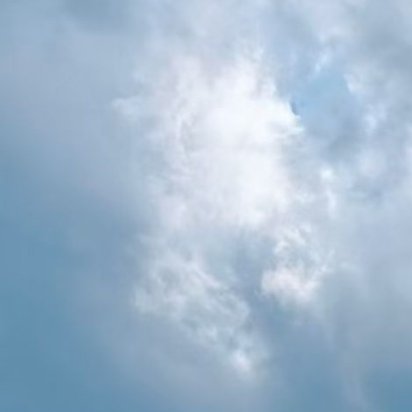 低头不是认输，是要看清自己的路；仰头不是骄傲，是要看见自己的天空。 
