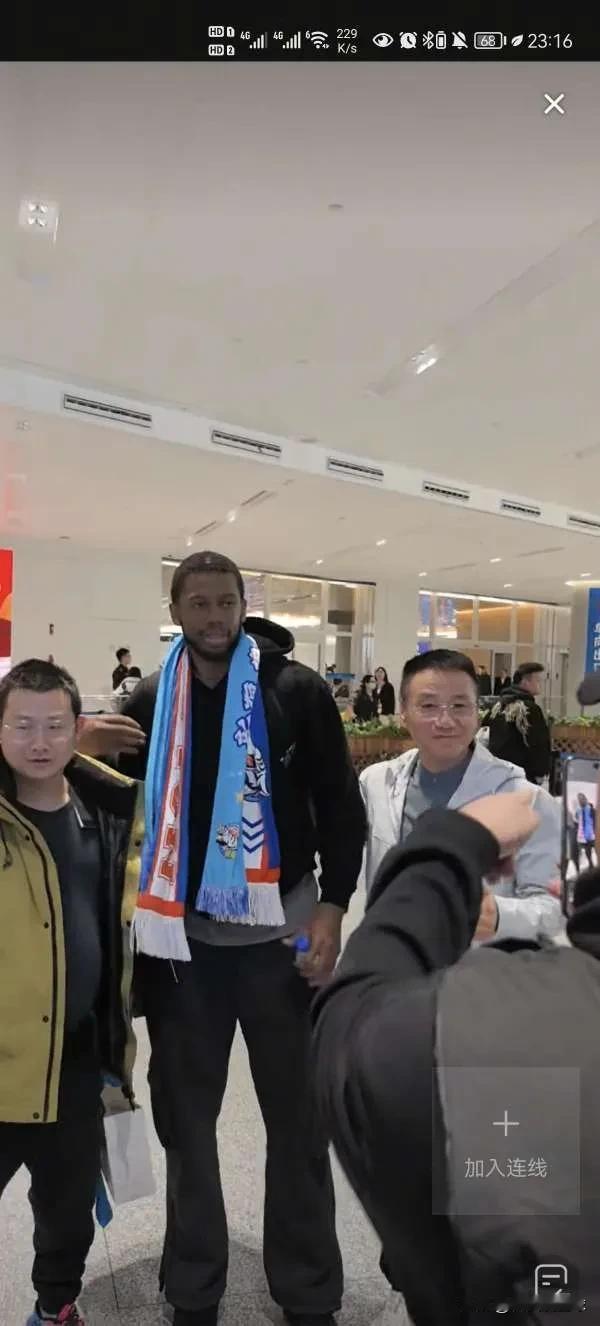 没打比赛就跑路？新疆男篮华莱士扔下行李开溜了？

不到一个月前，新疆男篮花费重金