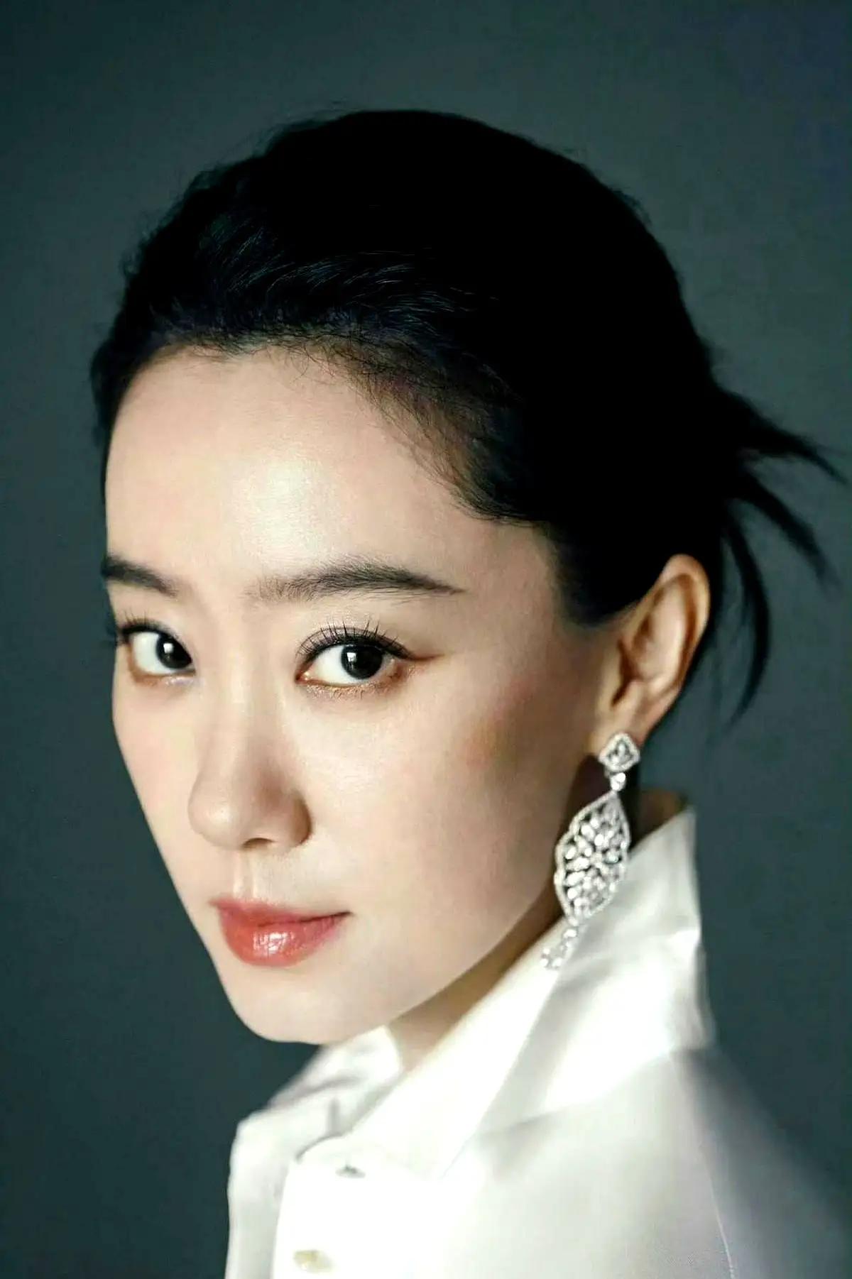 《你好，李焕英》票房54.13亿
《热辣滚烫》票房33.88亿
上映6天，《功夫