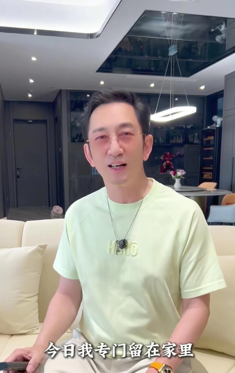 吴启华说:“80年前，我们国家好穷，穷到草鞋行军，穷到用大刀长矛去打战。但我们先
